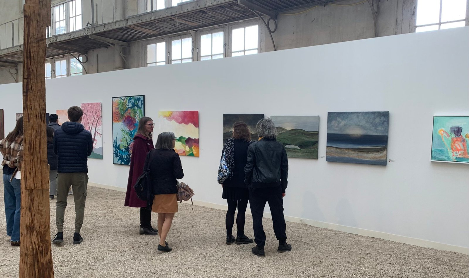 A. Gosk-Zaleska avec les visiteurs du Salon des Beaux Arts 2022 à l'Orangerie du Sénat