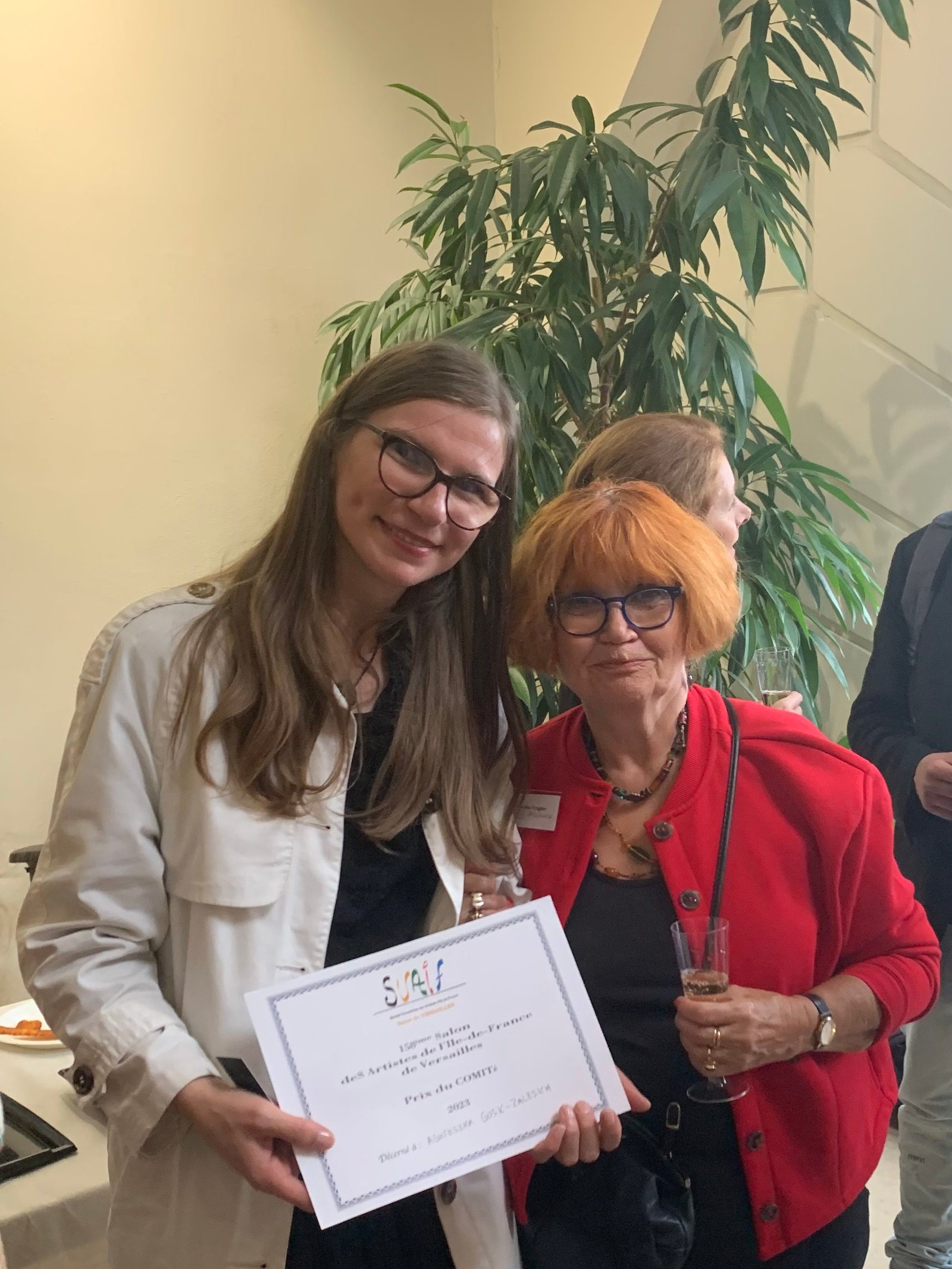 Soirée après la remise des prix 2023 : Madame la Présidente du Salon de Versailles SVAIF Françoise Frugier avec Agnieszka Gosk-Zaleska, artiste peintre de Montparnasse qui a reçu le "Prix du Comité" de la Société Versaillaise des Artistes d’Ile de France le 23.09.2023